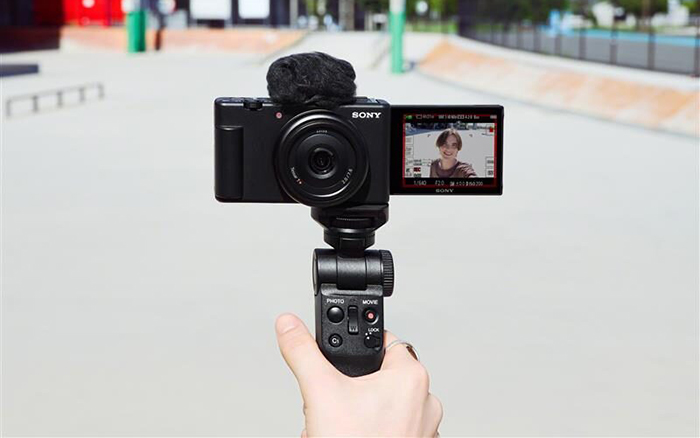 Sony ZV-1F Vlog Camera for Content Creators and Vloggers with Ultra-wide  20mm Prime Lens | Soft Skin Feature | Bokeh | Creative Look | Active Mode